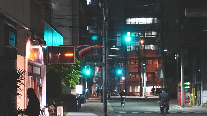 夜晚东京街道上行人走过霓虹招牌